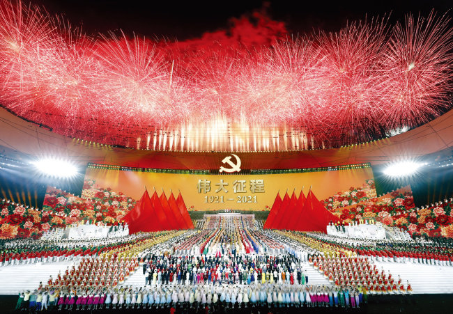 6월 28일 중국 베이징 국가체육장에서 열린 중국공산당 창당 100주년 기념 공연 ‘위대한 여정(偉大征程)’. [뉴시스]