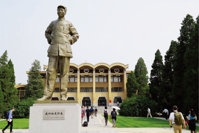 중국공산당 중앙당교에 있는 마오쩌둥 동상. [동아DB]
