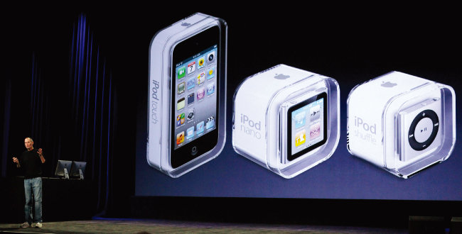 2010년 9월 미국 샌프란시스코에서 스티브 잡스 당시 애플 최고경영자가 ‘아이팟 터치’ 출시와 관련해 기자회견을 하고 있다. [GETTYIMAGES]