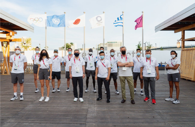 7월 22일 2020 도쿄올림픽을 앞두고 올림픽선수촌에서 난민팀이 토마스 바흐 IOC 위원장(앞줄 왼쪽에서 세 번째), 유엔난민기구 관계자와 만났다. [IOC 제공]