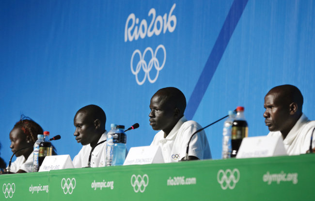 2016년 7월 31일(현지시각) 브라질 리우데자네이루에서 올림픽 난민팀의 남수단, 시리아, 콩고민주공화국, 에티오피아 출신 선수들이 기자회견을 하고 있다. [뉴시스]