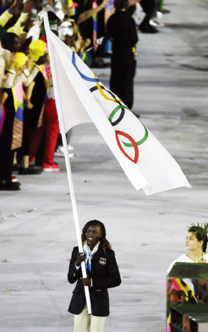 2016년 8월 6일 리우데자네이루 마라카낭 주경기장에서 열린 올림픽 개막식에 난민팀이 남수단 출신 육상 선수 로즈 나티케 로콘옌을 기수로 앞세워 입장하고 있다. 리우올림픽에 출전한 난민팀은 남수단 출신 육상 선수 5명, 콩고민주공화국 출신 유도 선수 2명, 시리아 출신 수영 선수 2명, 에티오피아 출신 육상 선수 1명 등
총 10명이다. [뉴시스]