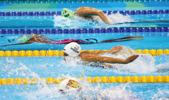 2016년 8월 7일 리우데자네이루 아쿠아틱 스타디움에서 열린 2016 리우올림픽 여자 접영 100m 예선 경기에서 시리아 출신 수영 선수 유스라 마르디니가 힘껏 헤엄치고 있다. 마르디니는 2020 도쿄올림픽에도 난민팀 소속으로 출전했다. [뉴시스]