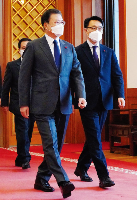 김진욱 고위공직자범죄수사처장(오른쪽)이 1월 21일 청와대에서 문재인 대통령으로부터 임명장을 받은 후 함께 이동하고 있다. [뉴스1]
