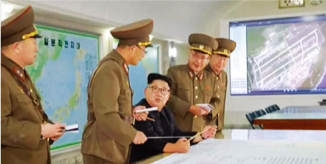 2017년 8월 김정은 국무위원장(가운데)이 방문한 북한 전략군사령부 지하벙커 회의실. [동아DB]