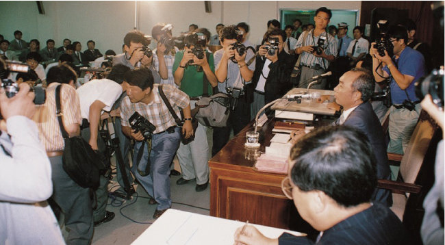 1992년 8월 27일 손길승 당시 대한텔레콤 사장(오른쪽 마이크 앞)이 제2 이동통신사업권 반납을 발표하고 있다. [사진 제공 · SK]