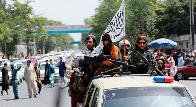 무장한 탈레반 전사들이 아프가니스탄 수도 카불에서 순찰하고 있다. [Skynews]