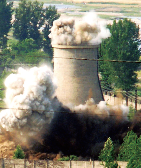2008년 6월 27일 북한은 성 김 당시 미국 국무부 한국과장이 참관한 가운데 영변 원자로 냉각탑을 폭파했다. [동아DB]