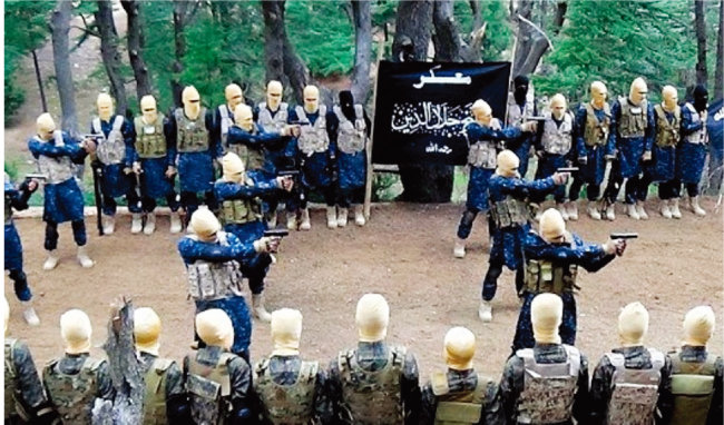 이슬람 수니파 극단주의 무장단체 이슬람국가(IS) 대원들이 아프간 낭가하르주에서 훈련하는 모습. [Khaama Press]