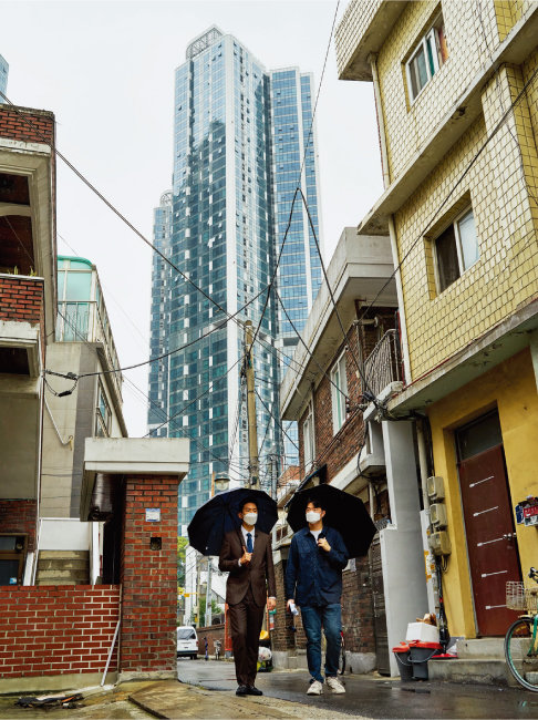10월 8일 김제경 투미부동산컨설팅 소장(왼쪽)과 기자가 서울 성동구 성수전략정비구역을 둘러보고 있다. [홍중식 기자]