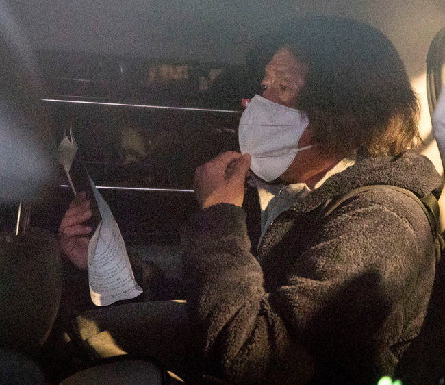 남욱 변호사가 10월 18일 인천국제공항에서 검찰에 긴급 체포돼 차량에 탑승해 있다. [뉴스1]