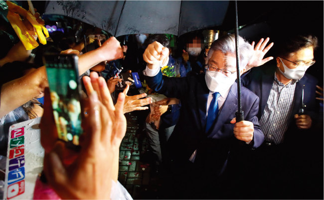 이재명 경기도지사(오른쪽에서 두번째)가 더불어민주당 20대
대선후보 선출 직후인 10월 10일 서울 송파구 올림픽공원 SK올림픽핸드볼경기장 밖에서 지지자들로부터 축하를 받고 있다. [뉴스1]