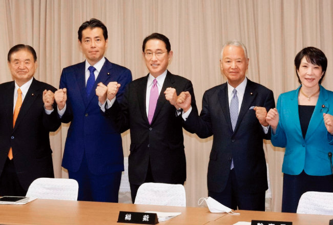 기시다 후미오 일본 총리(가운데)와 아마리 아키라 자유민주당 간사장(오른쪽에서 두 번째) 등은 반도체산업 강화를 목표로 하고 있다. [일본 총리실]