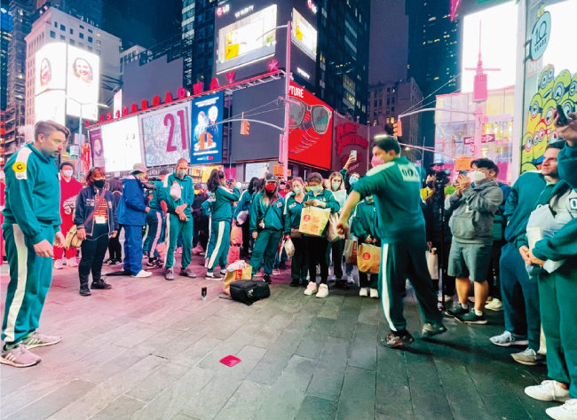 10월 26일(현지시각) 한국관광공사 뉴욕사무소가 개최한 ‘오징어 게임과 함께하는 뉴욕 속 한국여행’ 행사 모습. [사진 제공 · 강지남]
