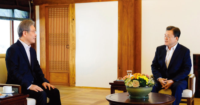 10월 26일 청와대 상춘재에서 문재인 대통령(오른쪽)이 더불어민주당 이재명 대선후보와 차담을 하고 있다. [뉴시스]