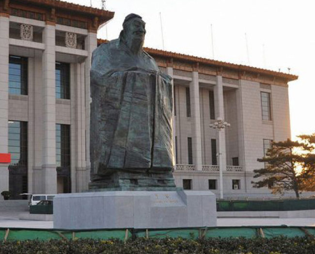 2011년 중국 베이징 톈안먼광장에 설치됐다 철거된 공자 동상. [동아DB]