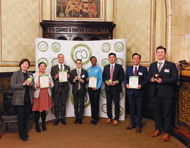 하나님의 교회 대학생봉사단 'ASEZ'와 직장인청년봉사단 'ASEZ WAO'가 국제환경상인 그린애플상과 그린월드상을 수상했다. 