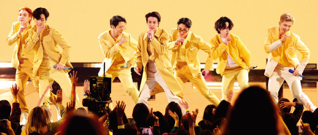 방탄소년단이 아메리칸 뮤직 어워드 피날레 무대에서 ‘Butter’를
열창하고 있다. [사진 제공 · 왓 챠]