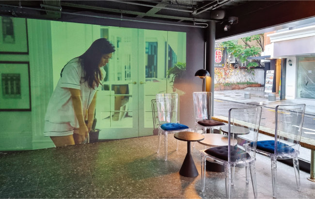 스크린이 설치돼 있는 ‘카페 브이’ 벽면. [구희언 기자]