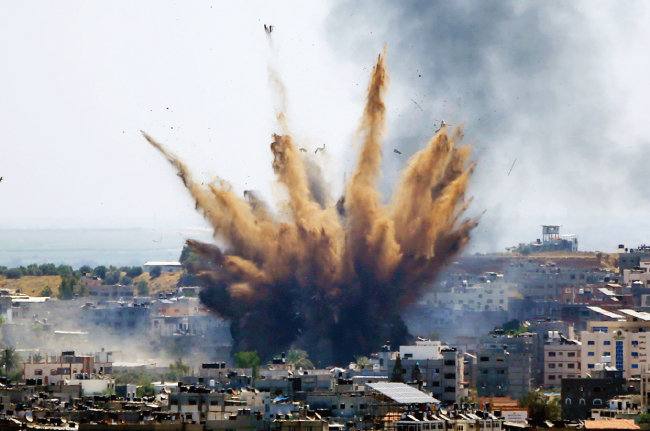 5월 이스라엘군이 팔레스타인 가자지구를 포격하고 있다. [AP=뉴시스]