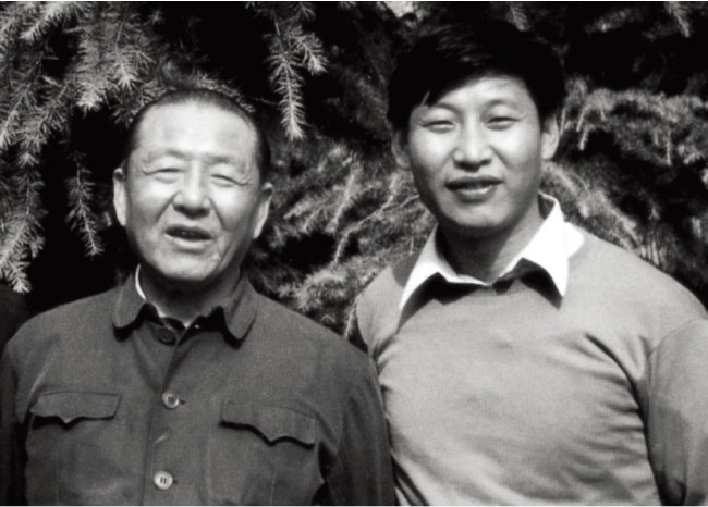 시중쉰 전 중국 부총리(왼쪽)와 아들 시진핑 국가주석. [동아DB]