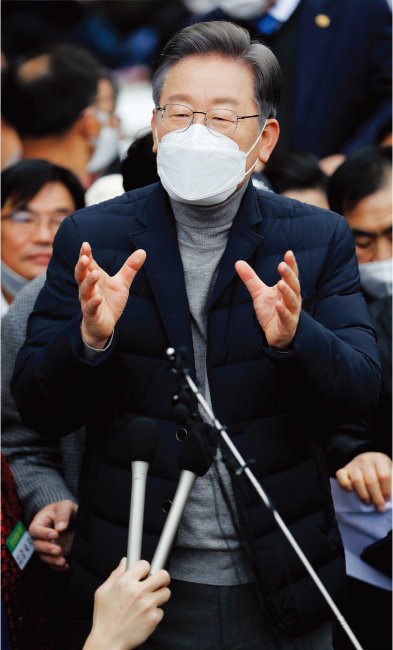 12월 4일 전북 군산시 공설시장에서 더불어민주당 이재명 대선후보가 연설하고 있다. [뉴시스]