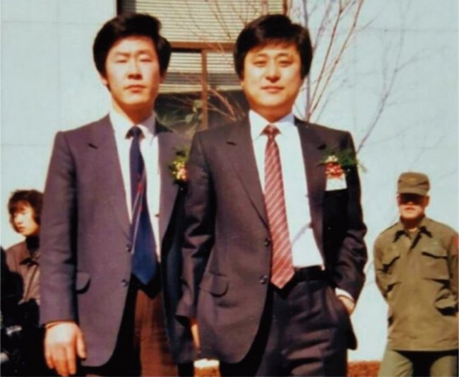 1989년 사법연수원  18기 수료식에 참석한 이재명 대선후보(왼쪽).[이재명 후보 페이스북]