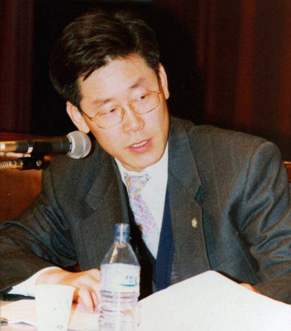 1990년대 변호사로 일한 이재명 대선후보. [이재명 후보 페이스북]