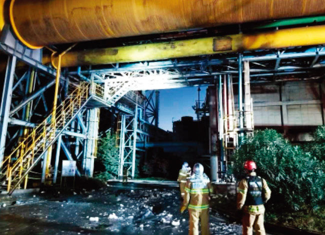 지난해 11월 24일 전남 광양시 포스코 광양제철소 폭발 사고로 협력업체 직원 등 3명이 숨졌다. [뉴스1]