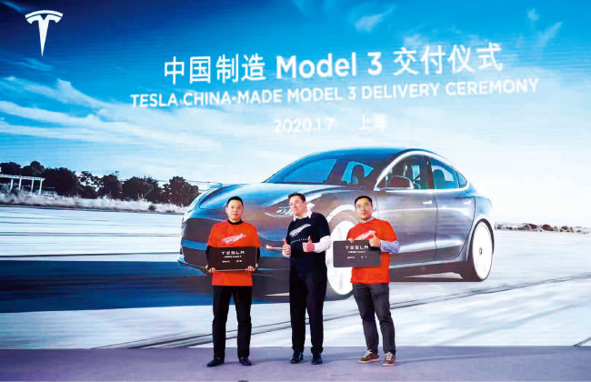일론 머스크 테슬라 최고경영자(가운데)가 중국 CATL 배터리가 장착된 전기차 모델3를 선보이고 있다. [Tesla]