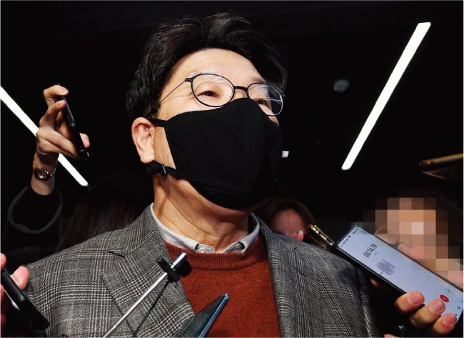 국민의힘 권성동 의원이 1월 4일 서울 여의도 국민의힘 당사로 들어가고 있다. [동아DB]