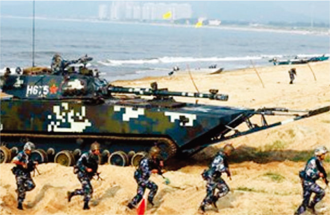 중국 해군육전대(해병대)가 대만을 가정해 상륙작전 훈련을 실시하고 있다. [Chinamil]