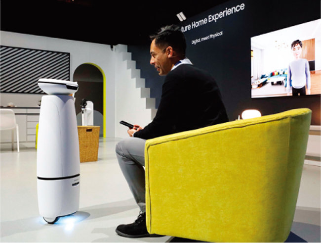 ‘CES 2022’ 삼성전자 부스에서 인터랙션 로봇 ‘삼성 봇 아이’를 시연 하고 있다. [뉴스1]