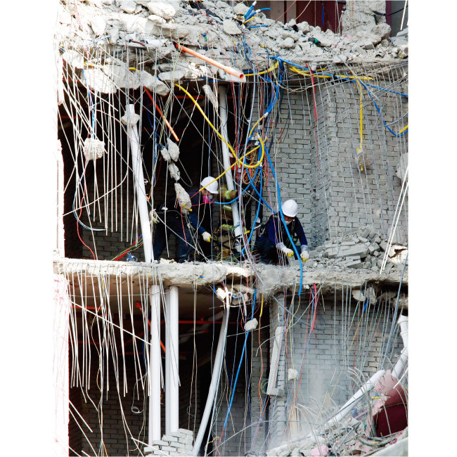광주 서구 화정아이파크 붕괴 사고 발생 9일째인 1월 19일 소방 관계자들이 외벽이 붕괴된 아파트 31층에서 잔해를 치우고 있다. [동아DB]