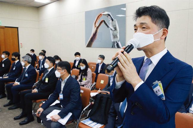 김범수 카카오 이사회 의장(오른쪽)이 지난해 10월 21일 국회 국정감사에 증인으로 출석해 질의에 답하고 있다. [뉴시스]