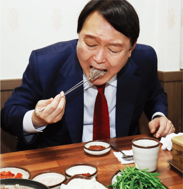 윤석열 대선 후보가 지난해 10월 23일 울산 남구 신정시장 내 돼지국밥집에서 점심식사를 하고 있다. [뉴스1]