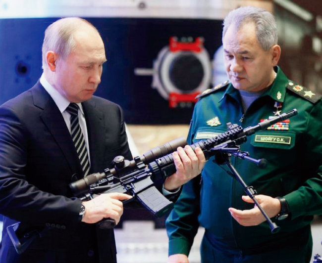 블라디미르 푸틴 러시아 대통령(왼쪽)이 총기를 살펴보고 있다. [크렘린궁]