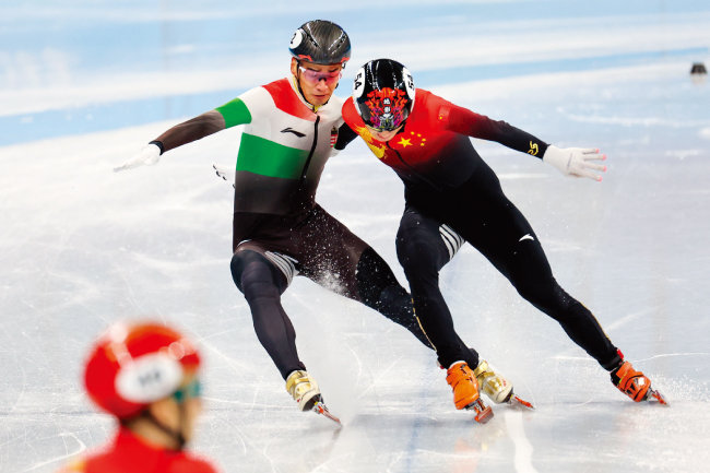 2월 7일 중국 베이징캐피털실내빙상장에서 열린 2022 베이징겨울올림픽 쇼트트랙 남자 1000m 결승에서 헝가리 리우 샤오린 산도르(왼쪽)와 중국 런지웨이가 결승선을 통과하고 있다. 산도르의 실격 판정으로 런지웨이가 금메달을 차지했다. [뉴스1]