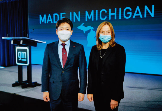 1월 25일(현지 시간) 미국 미시간주에서 열린 합작공장 투자 발표 행사에 참석한 메리 배라 GM 최고경영자(오른쪽)와 김동명 LG에너지솔루션 자동차전지사업부장. [사진 제공 · LG에너지솔루션]