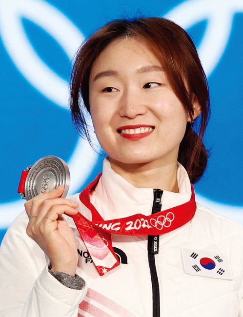 2월 12일 중국 베이징 메달플라자에서 열린 메달 수여식에서 쇼트트랙 여자 1000m에서 은메달을 획득한 최민정 선수가 메달을 목에 걸고 기뻐하고 있다. [뉴시스]
