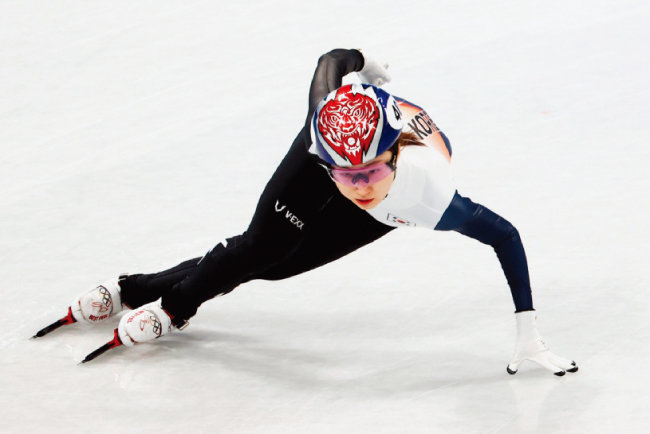 베이징 겨울올림픽 여자 쇼트트랙 1500m 준결선에서 역주하는 최민정 선수. [뉴시스]