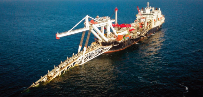 대형 화물선이 발트해에서 노르트 스트림2 건설용 파이프를 해저로 내리고 있다. [Gazprom]