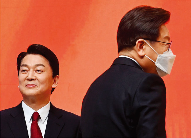 더불어민주당 이재명 대선 후보(오른쪽)가 2월 21일 서울 마포구 MBC 미디어센터에서 열린 대선 후보 법정 TV토론에 앞서 국민의당 안철수 대선 후보와 인사를 나눈 후 이동하고 있다. [뉴스1]