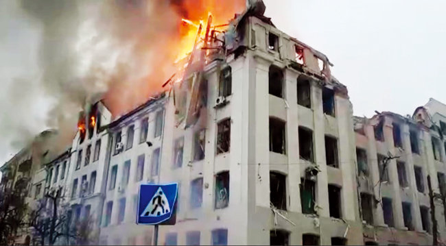 러시아군 폭격으로 불타는 우크라이나 수도 키이우. [뉴시스]