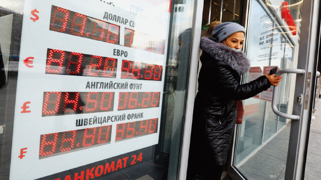 서방의 초강력 금융 제재로 러시아에서는 대규모 예금 인출 사태가 벌어지고 있다. [MNA]