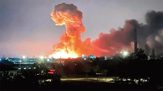 러시아군의 폭격을 받은 우크라이나 키이우 한 시설물이 불길에 휩싸여 연기가 치솟고 있다. [CNN 홈페이지]