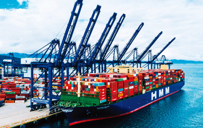 HMM은 선박 100여 척을 이용해 세계 시장에서 컨테이너와 벌크 화물을 해양 운송하는 종합 해운물류 기업이다. [사진 제공 · HMM]