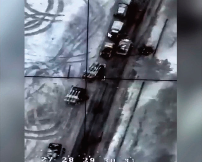 우크라이나군이 드론 공격으로 러시아 장갑차를 파괴하는 모습이 담긴 영상. [트위터]