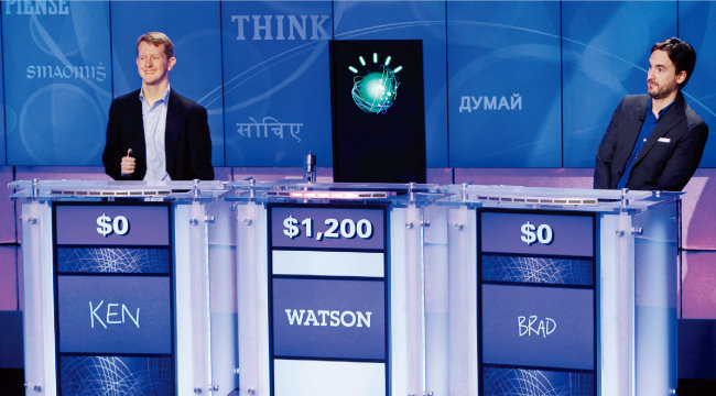 2011년 미국 유명 TV 퀴즈쇼 프로그램 ‘제퍼디!’에서 우승한 IBM 인공지능(AI) 왓슨(가운데). [사진 제공 · ·IBM]
