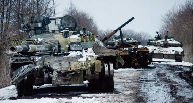 우크라이나 대전차미사일에 의해 파괴된 러시아 탱크들. [우크라이나군 PRESS SERVICE]
